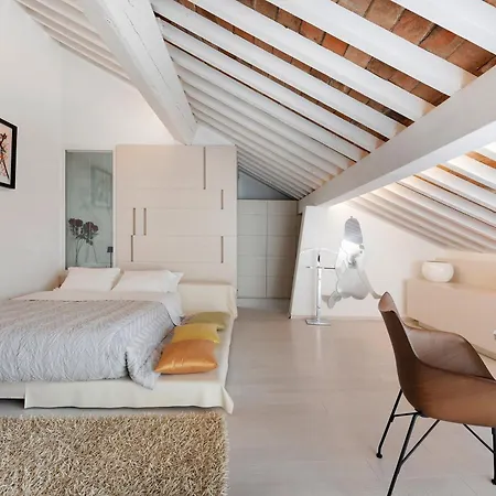 Luxury Rooftop Piazza Erbe Apartment *