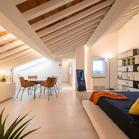 Luxury Rooftop Piazza Erbe Apartment
