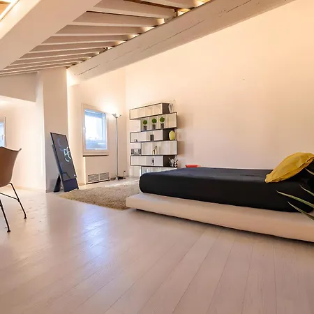 Luxury Rooftop Piazza Erbe Apartment *