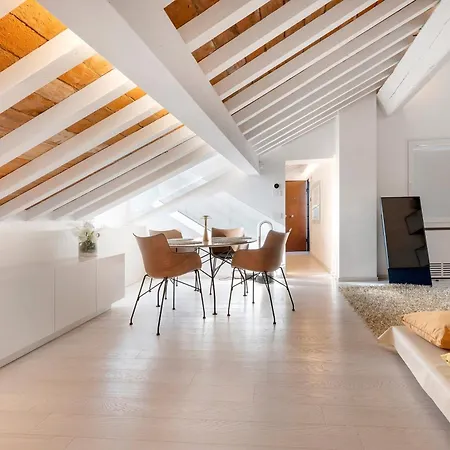 Luxury Rooftop Piazza Erbe Apartmán *