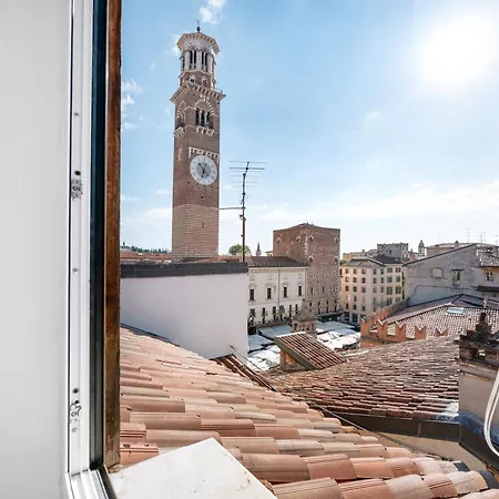 Luxury Rooftop Piazza Erbe Apartmán *